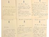 plusieurs vieilles lettres sont empilées les unes sur les autres