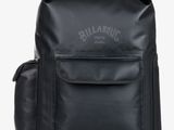 un sac à dos noir sur lequel est inscrit « Billabong »