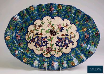 une assiette bleue et blanche ornée de fleurs et d'oiseaux