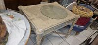 Table de style en bois peint, une sellette en albâtre et deu…