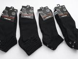 trois paires de chaussettes noires sur fond blanc
