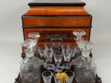 une boîte en bois sur laquelle est posé un ensemble de verres