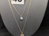 un gros plan d'un collier porté par un mannequin, sur lequel figure le chiffre 40