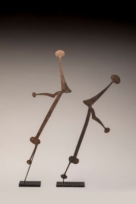 sculpture représentant un homme et une femme se tenant la main sur un fond blanc