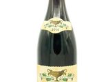 l'image d'une bouteille de vin posée sur une table