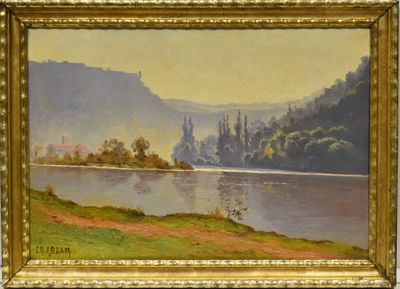 une image représentant un tableau où l'on voit une rivière avec des collines en arrière-plan