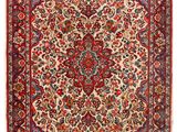 un tapis persan antique avec un motif floral sur fond blanc