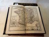un livre ouvert sur lequel figure une carte de l'Irlande