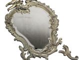 une image représentant un miroir sur lequel est posé un oiseau