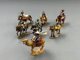 sept figurines représentant des hommes à cheval et à dos de chameau