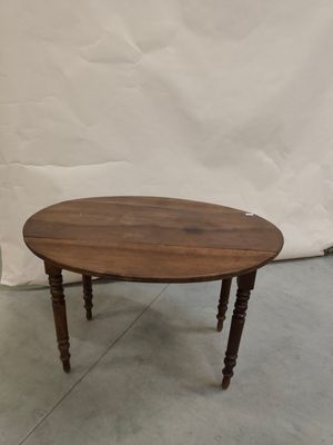 une table ovale en noyer, avec des pieds tournés et un plateau en bois