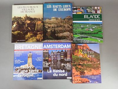 plusieurs livres sont empilés sur une table