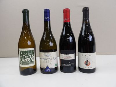 quatre bouteilles de vin sont alignées sur une table