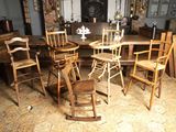 plusieurs chaises en bois et une table dans une pièce aux murs en briques