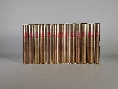 six piles de tailles différentes alignées en rang sur une surface blanche