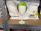 un vase blanc posé sur une étagère dans un magasin