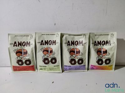 trois sachets de chocolat sont alignés sur une table