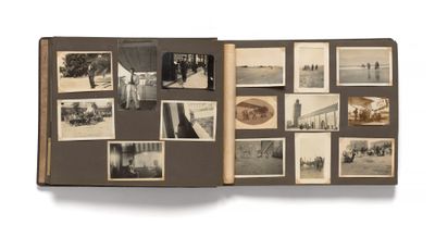 un livre ouvert sur lequel sont posées plusieurs vieilles photos