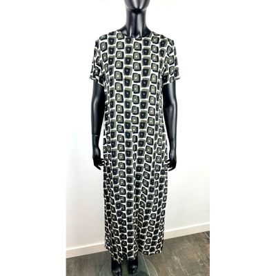 un mannequin portant une robe à motifs noirs et blancs