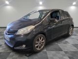 une photo d'une Toyota Yaris noire garée sur un sol à damier