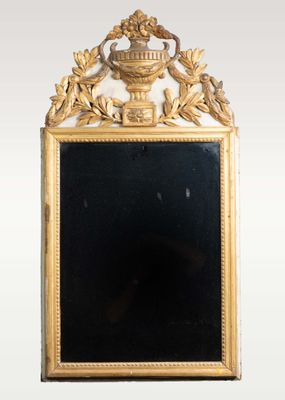 un miroir avec un cadre doré et un fond noir