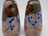 deux salières et poivrières ornées de fleurs peintes