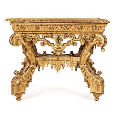 une console ancienne dorée, ornée de sculptures raffinées et dotée d'un plateau en marbre