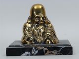 une image représentant une statue d'un homme barbu posée sur un socle en marbre