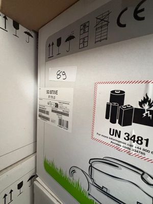 un réfrigérateur blanc sur lequel est collé un autocollant noir et blanc