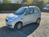 une petite voiture argentée garée dans un parking