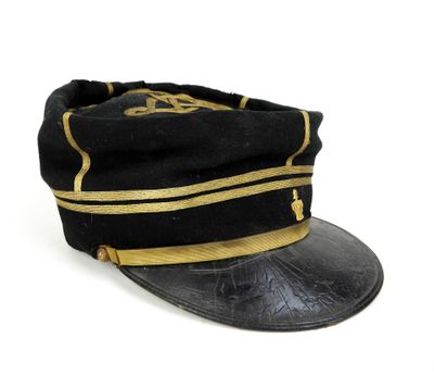 une image représentant un chapeau noir orné d'une bande dorée