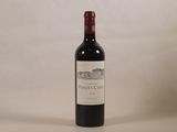 une bouteille de vin posée sur une table