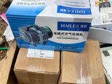 de nombreuses caisses contenant du matériel électronique posées par terre