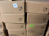 des cartons empilés sur des palettes dans un entrepôt, avec un mur bleu en arrière-plan