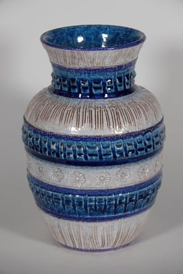 VASE pansu à col évasé. Rare émaillage bleu nuancé blanc.