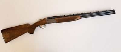 un fusil sur fond blanc avec une arme au premier plan