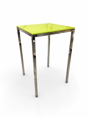 table en verre jaune avec des pieds en métal sur fond blanc