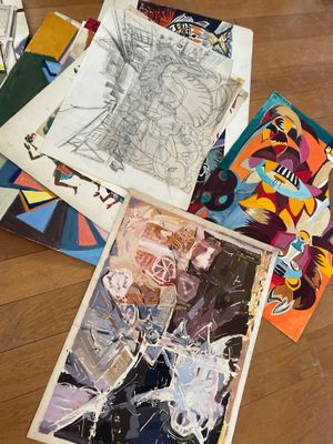 Plusieurs œuvres d'art sont posées par terre, les unes à côté des autres