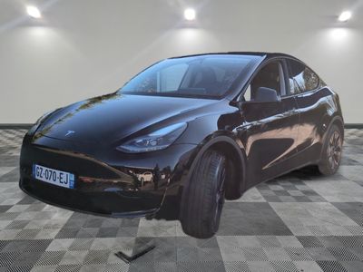 une voiture noire garée sur un sol en damier