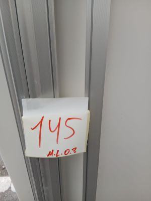 une pancarte sur la porte d'un immeuble indiquant qu'il est 4 h 00
