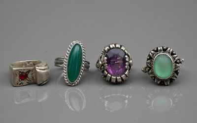 un ensemble de cinq bagues et une bague sertie d'une pierre