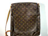 une photo d'un sac Louis Vuitton posé sur un socle