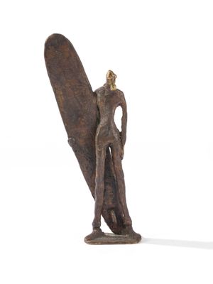 statue d'un homme tenant une planche de surf sur un fond blanc