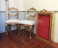 PAIRE DE CHAISES volantes de style Louis XV en bois mouluré,…