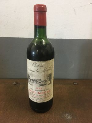 une bouteille de vin posée sur une table