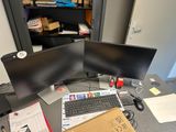 un bureau équipé de deux écrans et d'un clavier