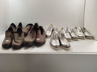 Plusieurs paires de chaussures sont alignées sur une étagère