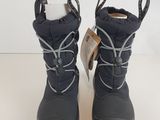 Les bottes d'hiver des enfants sont alignées et prêtes à être enfilées
