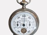 gros plan d'une montre de poche sur fond blanc