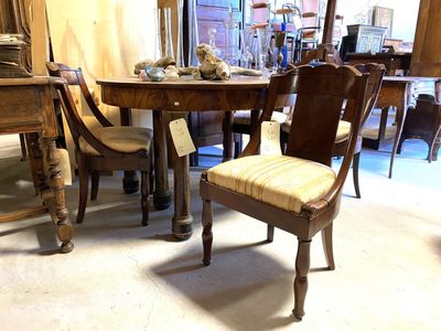 une table et des chaises dans une pièce avec beaucoup de meubles